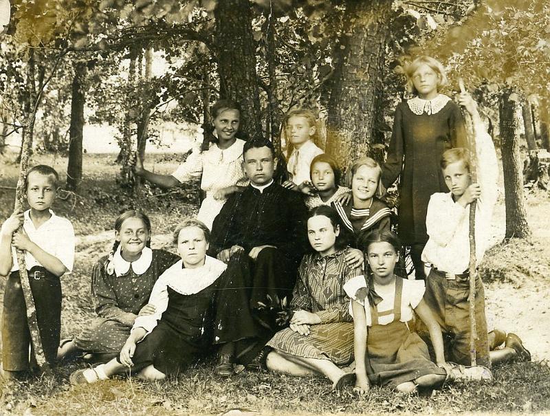 KKE 2194.jpg - Fot. Grupowa. Zdjęcie w ogrodzie. Ksiądz otoczony przez dziewczęta, Krzywicze, lata 30-te XX wieku.